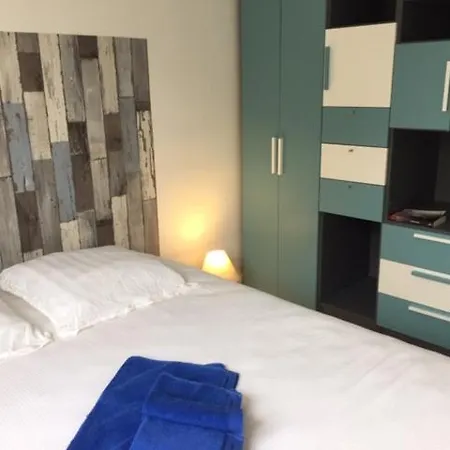 Face Les Sirenes Apartment *